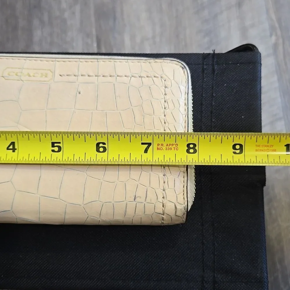 🐢 Coach Avery Embossed roc accordion zip wallet